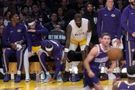 东契奇顶飞吉莱斯皮抛投得手 湖人板凳席集体起立比出“太小了”