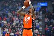 渐入佳境！约翰·科林斯半场7中4拿到12分 三分5中2