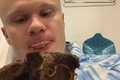 魔人吃小孩啦?哈兰德晒视频：赛后在曼城更衣室手拿牛排狂啃