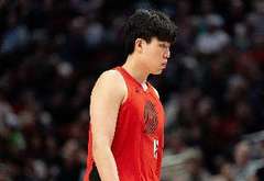 移动够快！杨瀚森篮下补防 可惜队友先犯规