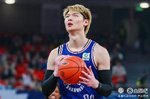 今天打爽了！王哲林内线得吃得喝 11中10高效砍下21分8板3助2帽