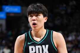 哨也太密了！杨瀚森连续犯规失误 5犯规7失误了！