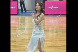 白裙舞动场边风采！媒体人分享广东女篮主场啦啦队表演