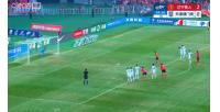 铁人3-0领先津门虎！王献钧送红点，邦本宜裕勺子点球破门