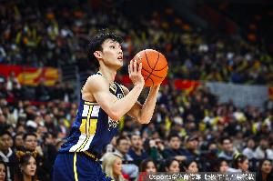 媒体人:徐杰掌控球权之后 重新打出了能竞争常规赛MVP的表现