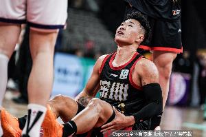 记者:贺希宁患重度病毒性感冒 带病出战了两场比赛后病情加重了
