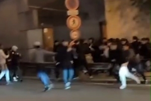 TNT：巴黎球迷庆祝晋级欧冠决赛，街头陷入混乱