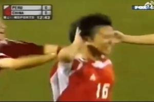 2005年世少赛，小将邓卓翔面对东道主秘鲁打进世界波