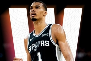 拿下天王山！马刺官方发布赢球海报：文班亚马单手握拳庆祝胜利！