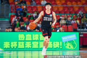 媒体人：容子峰今天真是起到了中流砥柱的作用 他又获得了成长