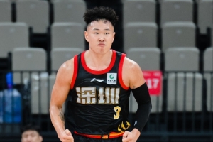 关键时刻连拿5分！贺希宁15中4拿到11分4板3助1断1帽