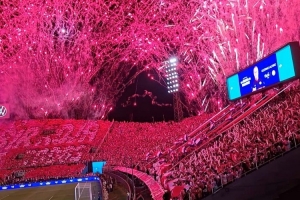 巴拉圭友谊赛前球场燃放烟花，世界杯首战将对阵美国