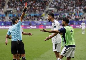 记者：伊拉克队前锋埃曼·侯赛因在入境美国时被扣留7个小时