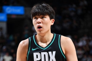 随行翻译：网上对杨瀚森批评的声音很大 他反过来劝我心态放平些