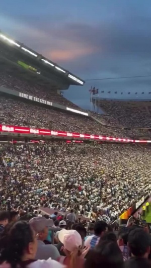 千呼万唤！超9万人观战阿根廷热身赛，下半场齐呼：我们要梅西！